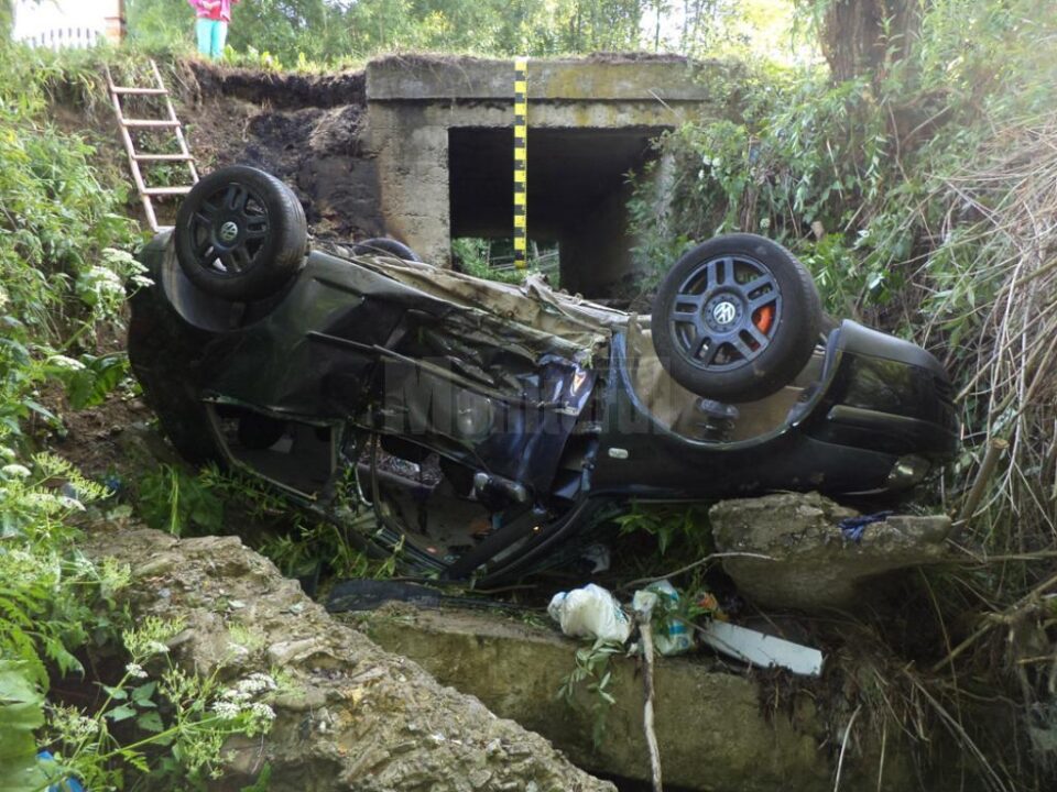 Accident mortal, după ce o mașină în care se aflau patru tineri s-a răsturnat pe cupolă în albia unui pârâu