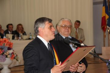 Primarul Ioan Pavăl înmânându-i diploma de Cetățean de Onoare academicianului Nicolae Breban