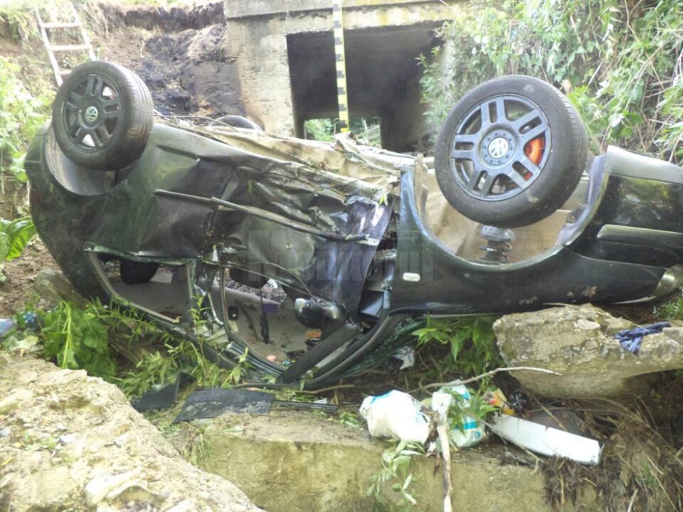 Accident mortal, după ce o mașină în care se aflau patru tineri s-a răsturnat pe cupolă în albia unui pârâu