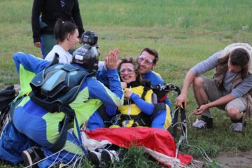 Omul care a ajutat-o pe Niculina Cosovanu să își realizeze visul a fost instructorul de parașutism al școlii Skydive Transilvania Doru Baciu. Foto: Transilvania Reporter