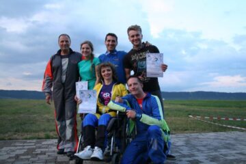 O femeie cu dizabilități a sărit în tandem cu parașuta de la 3.000 de metri altitudine. Foto: Transilvania Reporter