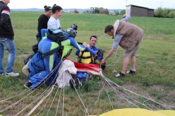 O femeie cu dizabilități a sărit în tandem cu parașuta de la 3.000 de metri altitudine. Foto: Transilvania Reporter