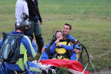 O femeie cu dizabilități a sărit în tandem cu parașuta de la 3.000 de metri altitudine. Foto: Transilvania Reporter