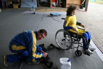 O femeie cu dizabilități a sărit în tandem cu parașuta de la 3.000 de metri altitudine. Foto: Transilvania Reporter