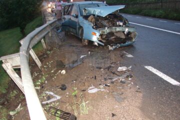 Autoturismul scăpat de sub control a lovit foarte violent parapetul de protecție