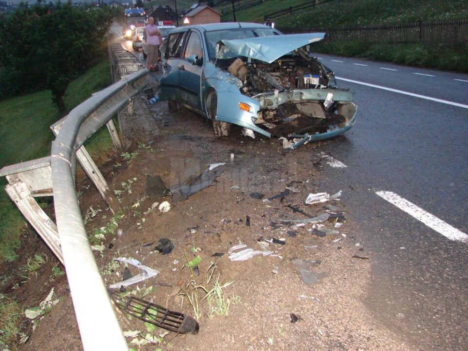 Autoturismul scăpat de sub control a lovit foarte violent parapetul de protecție