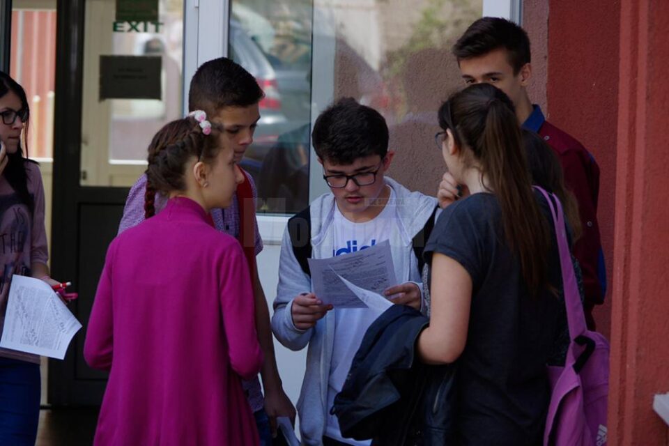Un elev a susținut testarea la domiciliu, iar un altul, cu oreion, a fost evaluat separat de colegii lui