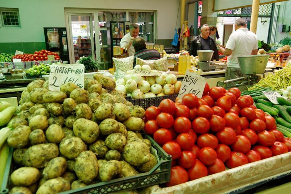 Prețuri afișate, ieri, în Piața Mare a Sucevei