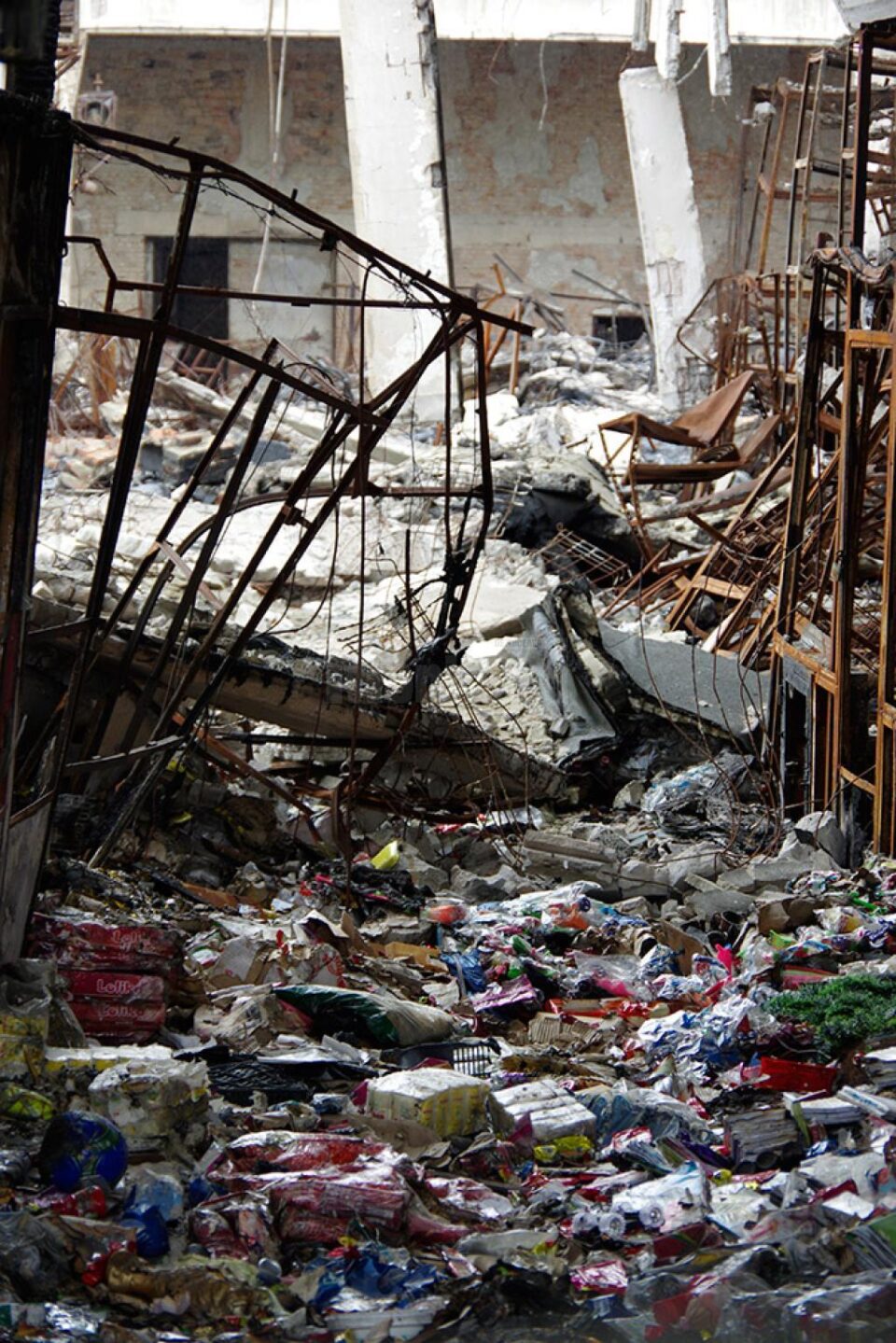 În interiorul Centrului Comercial Rozita au rămas mari cantități de mărfuri, parte din ele alimentare