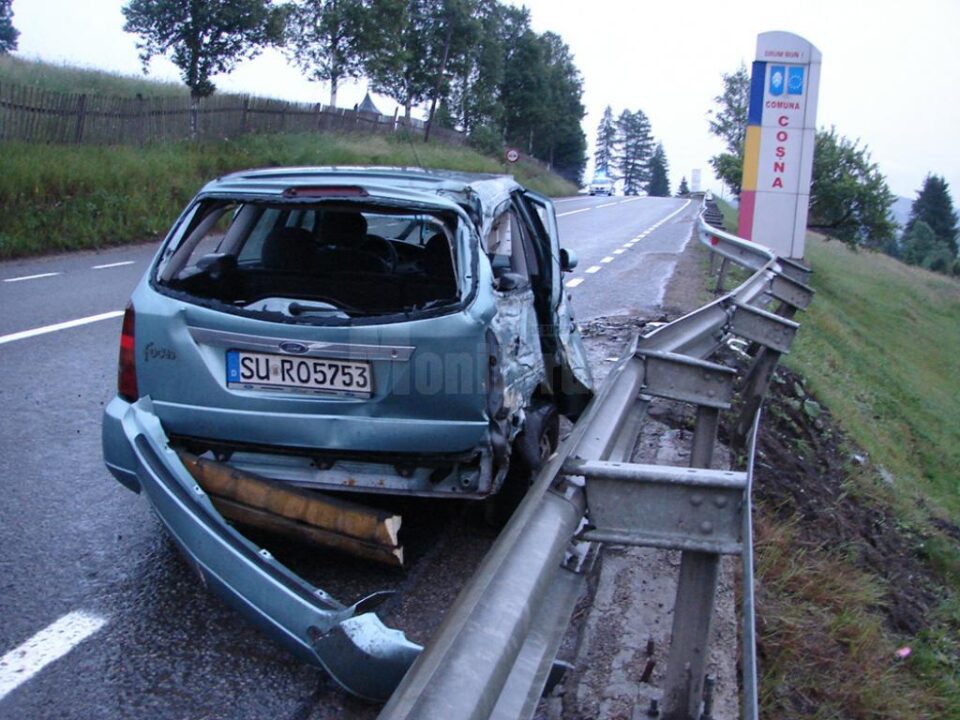 Accident grav, cu trei răniți, din cauza vitezei neadaptate la carosabilul umed