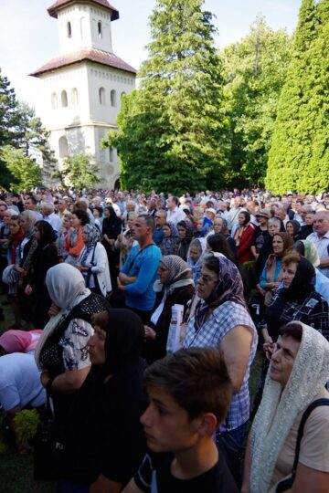 Slujba de priveghere din ajunul Sânzienelor a adunat împreună mii de pelerini