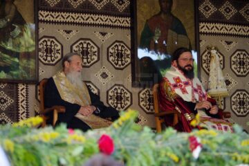 Slujba a fost oficiată de ÎPS Pimen, Arhiepiscopul Sucevei și Rădăuților, și PS Macarie, episcop al Europei de Nord