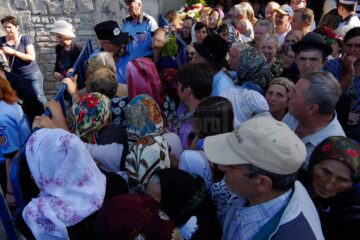 5.000 de sarmale și sticle cu apă, oferite de primarul Ion Lungu pelerinilor veniți la hramul Sucevei