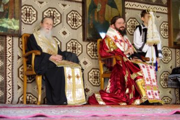 Slujba de priveghere din ajunul Sânzienelor a adunat împreună mii de pelerini