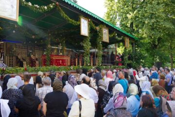 Slujba de priveghere din ajunul Sânzienelor a adunat împreună mii de pelerini