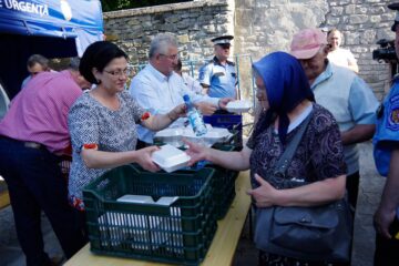 Ion Lungu și familia sa au oferit 5.000 de sarmale, pâine și 5.000 de sticle de apă pelerinilor veniți din toată țara să se roage la moaștele Sfântului Ioan cel Nou