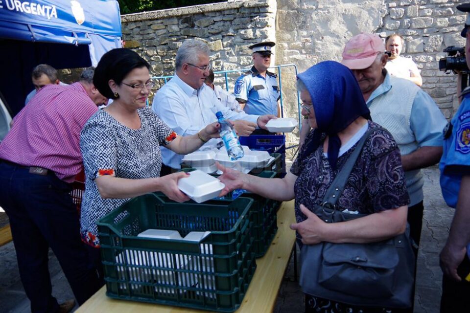 Ion Lungu și familia sa au oferit 5.000 de sarmale, pâine și 5.000 de sticle de apă pelerinilor veniți din toată țara să se roage la moaștele Sfântului Ioan cel Nou