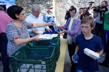 5.000 de sarmale și sticle cu apă, oferite de primarul Ion Lungu pelerinilor veniți la hramul Sucevei