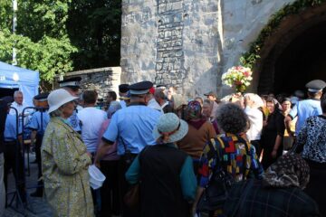 5.000 de sarmale și sticle cu apă, oferite de primarul Ion Lungu pelerinilor veniți la hramul Sucevei