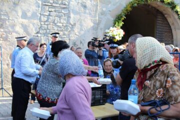 5.000 de sarmale și sticle cu apă, oferite de primarul Ion Lungu pelerinilor veniți la hramul Sucevei