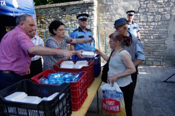 5.000 de sarmale și sticle cu apă, oferite de primarul Ion Lungu pelerinilor veniți la hramul Sucevei
