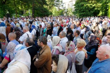 Slujba de priveghere din ajunul Sânzienelor a adunat împreună mii de pelerini
