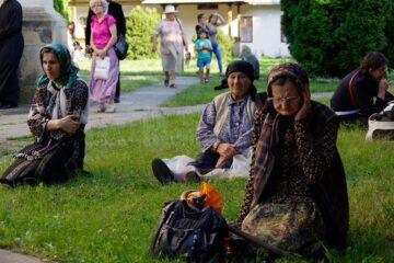 Slujba de priveghere din ajunul Sânzienelor a adunat împreună mii de pelerini