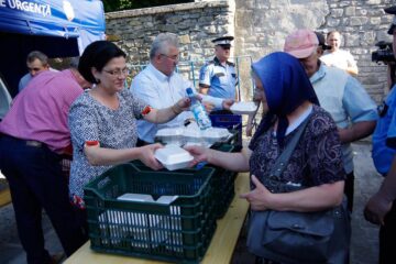 5.000 de sarmale și sticle cu apă, oferite de primarul Ion Lungu pelerinilor veniți la hramul Sucevei