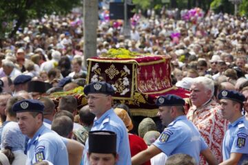Peste 20.000 de credincioși au participat la procesiunea cu moaștele Sf. Ioan cel Nou
