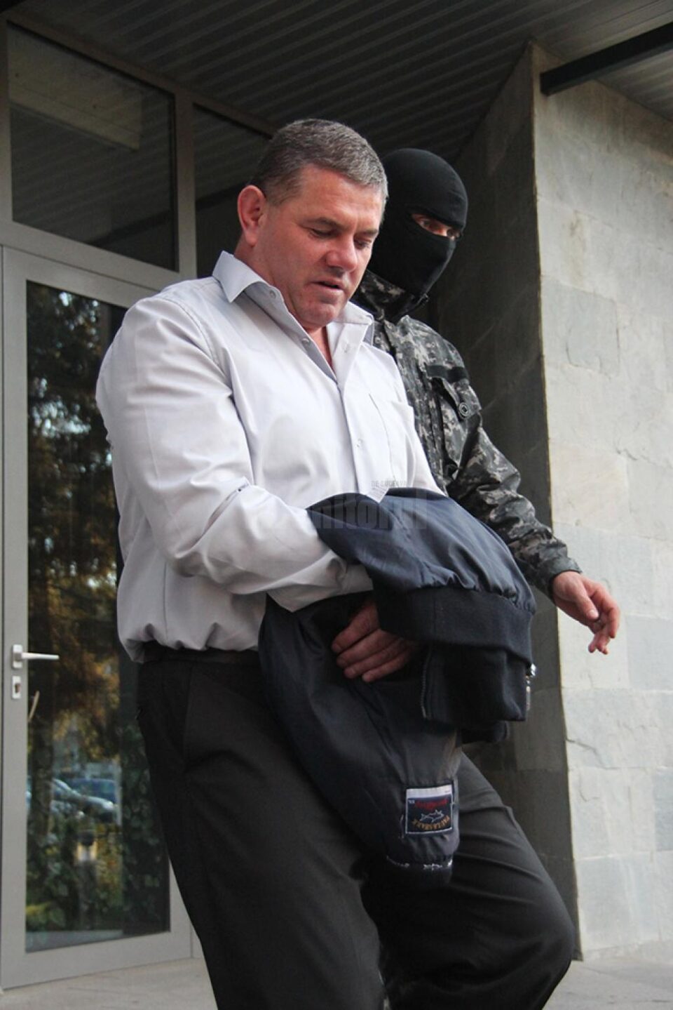 Primarul Ilie Gherman, scos cu cătușe la mâini din clădirea Parchetelor, în noiembrie 2013 Primarul Ilie Gherman, scos cu cătușe la mâini din clădirea Parchetelor, în noiembrie 2013