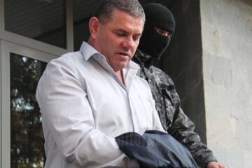 Primarul Ilie Gherman, scos cu cătușe la mâini din clădirea Parchetelor, în noiembrie 2013