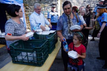 5.000 de sarmale și sticle cu apă, oferite de primarul Ion Lungu pelerinilor veniți la hramul Sucevei