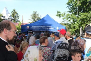 5.000 de sarmale și sticle cu apă, oferite de primarul Ion Lungu pelerinilor veniți la hramul Sucevei