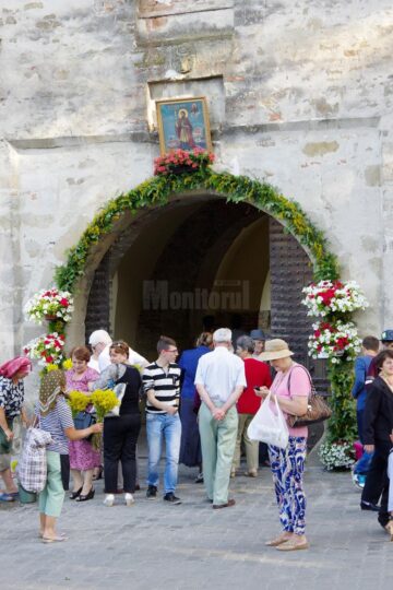 Slujba de priveghere din ajunul Sânzienelor a adunat împreună mii de pelerini