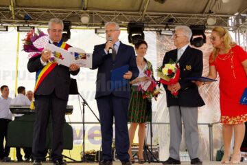 Emil Mateiaș si Viorel Ieremie au primit diplomele de Cetățeni de Onoare pentru organizarea festivalului mondial UNICA la Suceava