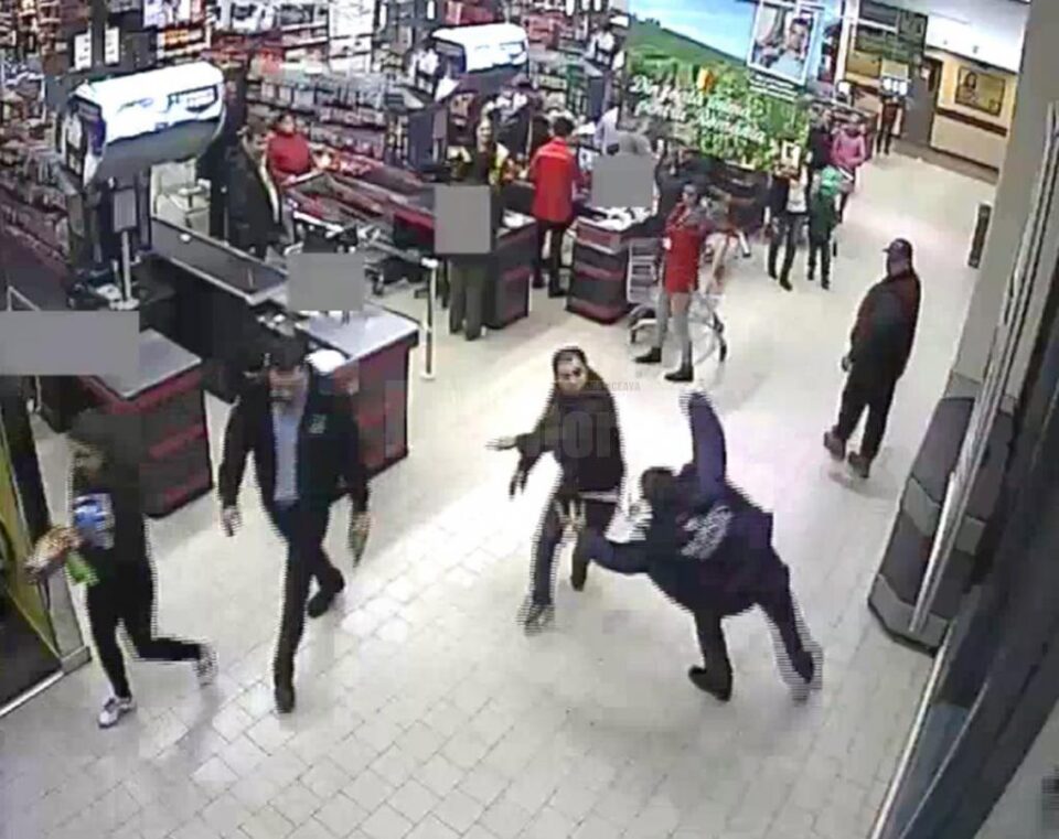 Agentul a fost agresat fără ca mulțimea de oameni din jur să intervină