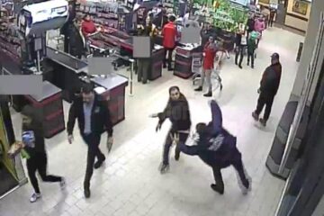 Agentul a fost agresat fără ca mulțimea de oameni din jur să intervină