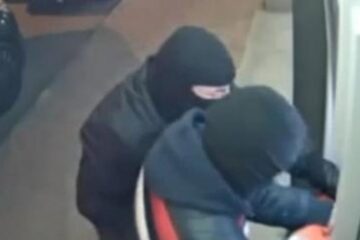 Doi suceveni, acuzați de furturi din bancomate, pe care le-ar fi aruncat în aer prin introducerea de gaze inflamabile