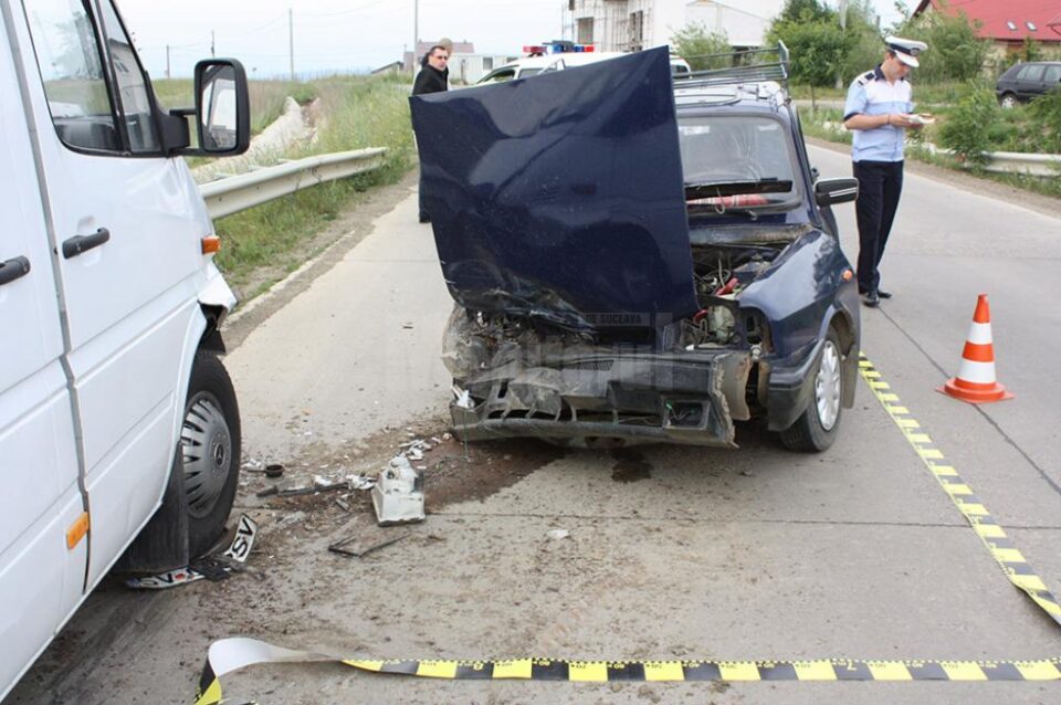 Patru răniți, după ce un microbuz a intrat pe contrasens și a izbit o Dacie