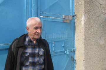 Toader Covali, în 2008, la poarta de la intrarea în curtea interioară a penitenciarului
