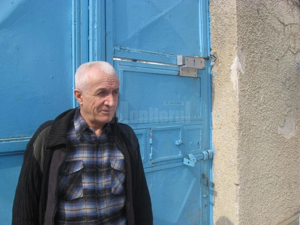 Toader Covali, în 2008, la poarta de la intrarea în curtea interioară a penitenciarului