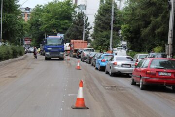 Închiderea unui sens de circulație pe bd George Enescu a dat peste cap traficul rutier în întreaga zonă