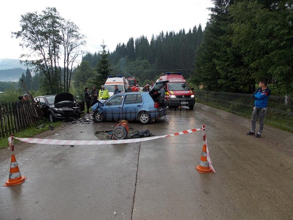 Cele două mașini s-au ciocnit violent, după ce șoferul autoturismului VW a intrat în depășirea unui tractor