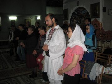 Pelerinii porniți pe urmele celor ce au salvat credința și demnitatea neamului românesc au poposit la Biserica Nașterea Maicii Domnului din Suceava