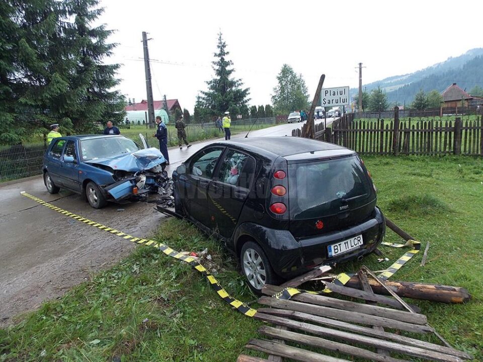 Cele două mașini s-au ciocnit violent, după ce șoferul autoturismului VW a intrat în depășirea unui tractor Cele două mașini s-au ciocnit violent, după ce șoferul autoturismului VW a intrat în depășirea unui tractor