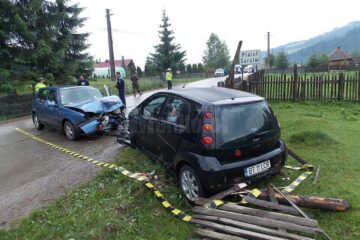 Cele două mașini s-au ciocnit violent, după ce șoferul autoturismului VW a intrat în depășirea unui tractor