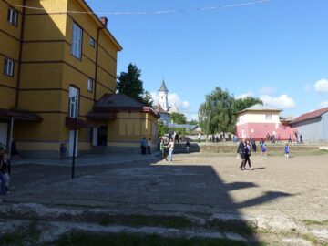 Copii în curtea școlii din Bosanci