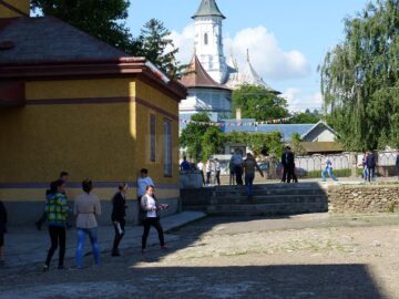Copii în curtea școlii din Bosanci
