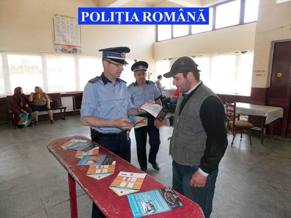 Polițiștii au distribuit materiale informative cu recomandări preventive