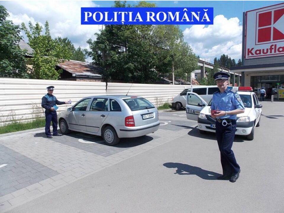 Polițiștii au distribuit 800 de pliante cu mesajul ,,Nu-ți lăsa mașina la îndemâna hoților” Polițiștii au distribuit 800 de pliante cu mesajul ,,Nu-ți lăsa mașina la îndemâna hoților”